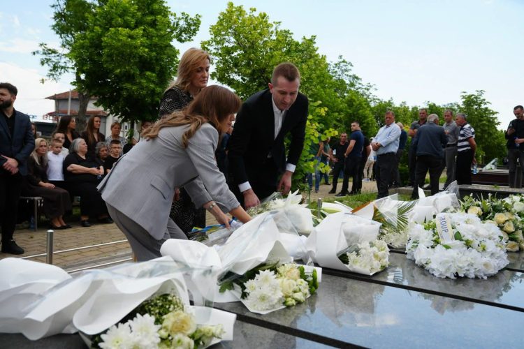 U.D e presidentes, Albulena Haxhiu, ka bërë homazhe në 27-vjetorin e të rënëve të familjes Kastrati