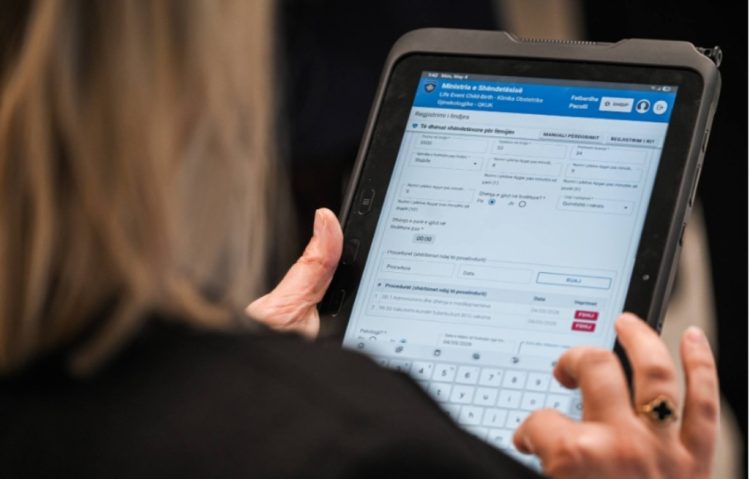 Lansohet shërbimi digjital për regjistrimin e të porsalindurve në QKUK, përfshihet edhe aplikimi për shtesat