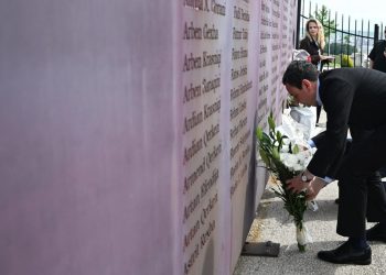 Kurti bëri homazhe te varrezat e martirëve dhe dëshmorëve në Çabrat të Gjakovës