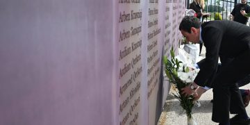 Kurti bëri homazhe te varrezat e martirëve dhe dëshmorëve në Çabrat të Gjakovës
