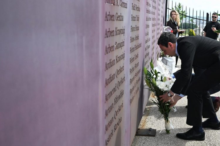 Kurti bëri homazhe te varrezat e martirëve dhe dëshmorëve në Çabrat të Gjakovës