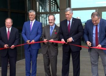Projektligji për t’ia vënë emrin e Eliot Engel ndërtesës së Ambasadës së SHBA-së në Kosovë merr aprovimin e parë