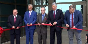 Projektligji për t’ia vënë emrin e Eliot Engel ndërtesës së Ambasadës së SHBA-së në Kosovë merr aprovimin e parë