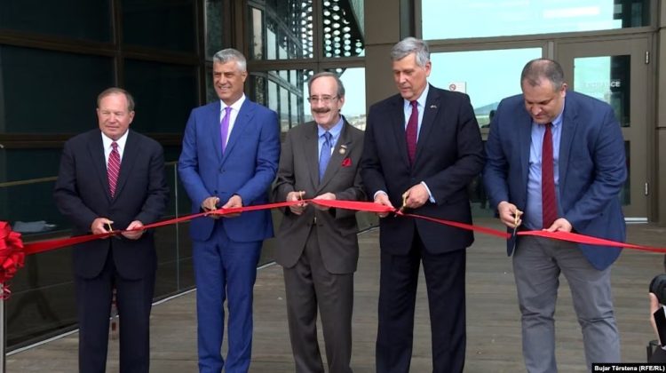 Projektligji për t’ia vënë emrin e Eliot Engel ndërtesës së Ambasadës së SHBA-së në Kosovë merr aprovimin e parë