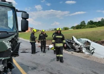 Vd*es njëri nga të lënduarit në ak*sidentin ndërmjet automjetit dhe kamionetës së FSK-së
