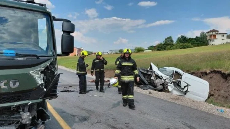 Vd*es njëri nga të lënduarit në ak*sidentin ndërmjet automjetit dhe kamionetës së FSK-së