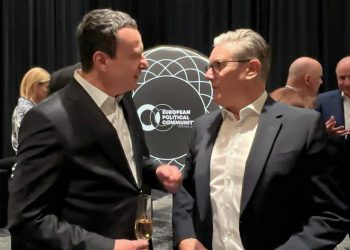 Kurti takon kryeministrin britanik Starmer dhe liderë të tjerë në samitin në Armeni