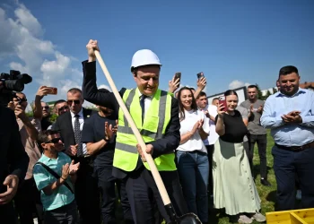 Kurti vendos gurthemelin e zgjerimit të stadiumit “Ferki Aliu” në Vushtrri