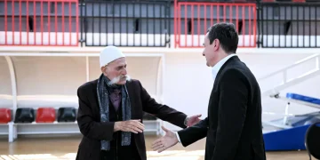 Kurti vizitoi për ngushëllime familjen Jashari