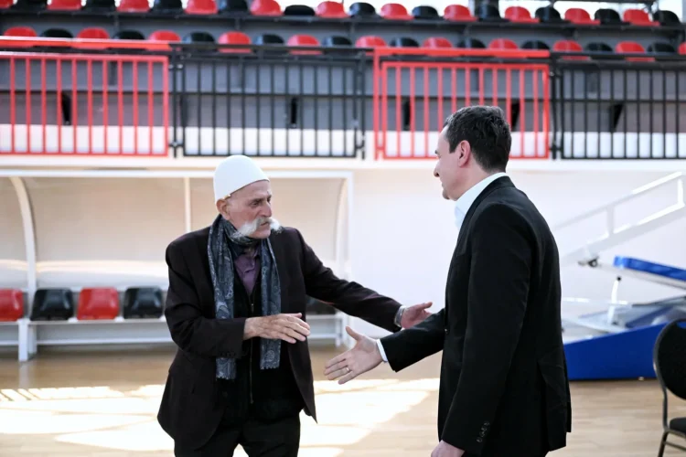 Kurti vizitoi për ngushëllime familjen Jashari