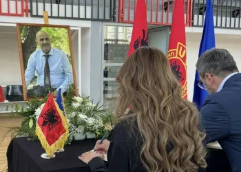 Haxhiu ngushëllon familjen Jashari pas ndarjes nga jeta të Sahit Jasharit