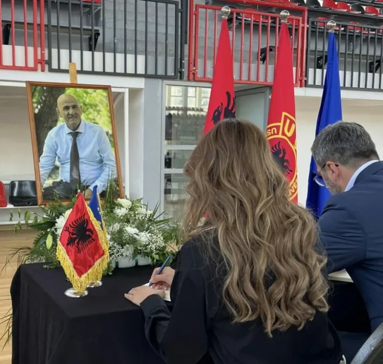 Haxhiu ngushëllon familjen Jashari pas ndarjes nga jeta të Sahit Jasharit