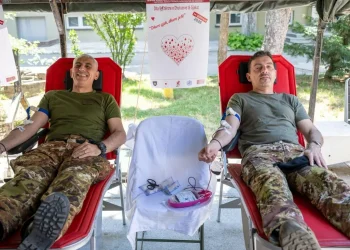 Gjenerali i KFOR-it merr pjesë në aksionin e dhurimit të gjakut në Prishtinë