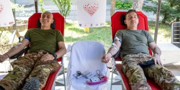 Gjenerali i KFOR-it merr pjesë në aksionin e dhurimit të gjakut në Prishtinë