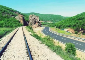 Infrakos planifikon investim mbi 2.4 milionë euro për sigurinë e vendkalimeve hekurudhore