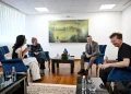 Kurti priti në takim shkrimtarët dhe kuratorët Hicks dhe Vergès, të shoqëruar nga studiuesja letrare Budima