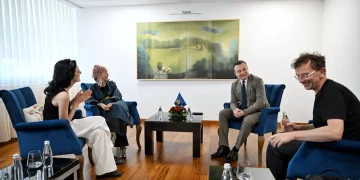 Kurti priti në takim shkrimtarët dhe kuratorët Hicks dhe Vergès, të shoqëruar nga studiuesja letrare Budima