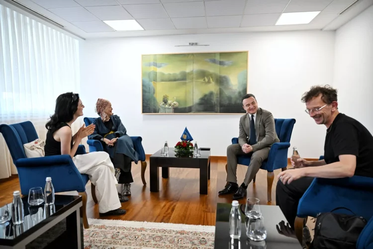 Kurti priti në takim shkrimtarët dhe kuratorët Hicks dhe Vergès, të shoqëruar nga studiuesja letrare Budima