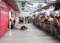 Arrin në Kosovë grupi i dytë i haxhilerëve, priten nga familjarët në Aeroportin “Adem Jashari”