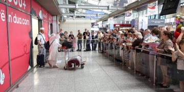 Arrin në Kosovë grupi i dytë i haxhilerëve, priten nga familjarët në Aeroportin “Adem Jashari”