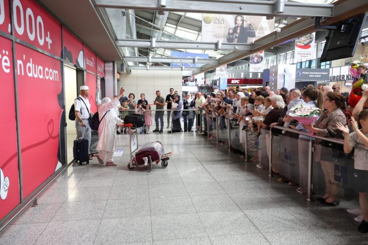 Arrin në Kosovë grupi i dytë i haxhilerëve, priten nga familjarët në Aeroportin “Adem Jashari”