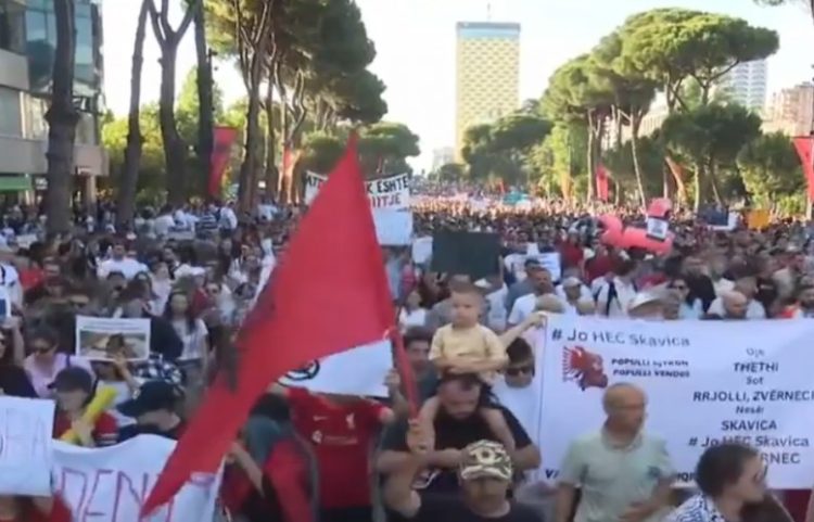 Protesta për Zvërnecin hyn në ditën e pestë,qytetarët vijojnë kundërshtimin