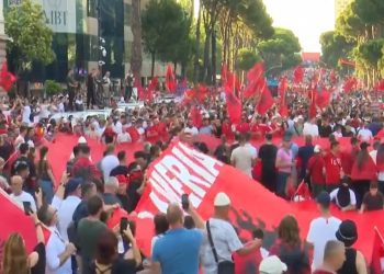 Vazhdojnë protesta për Zvërnecin, qytetarët protestojnë para Kryeministrisë
