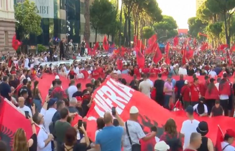 Vazhdojnë protesta për Zvërnecin, qytetarët protestojnë para Kryeministrisë