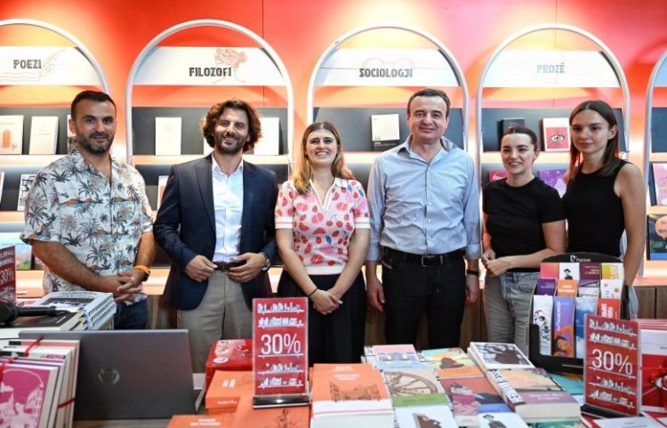Kurti viziton Panairin e Librit “Prishtina 2026”