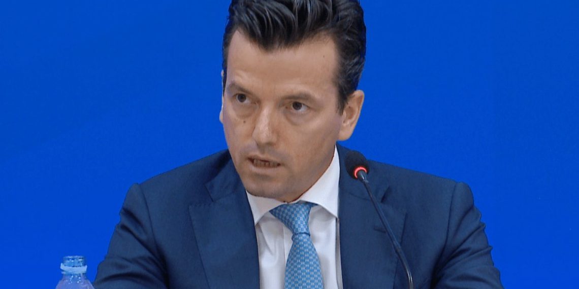 Agron Shehaj ndan pamje nga protesta: As përçarje, as tërheqje