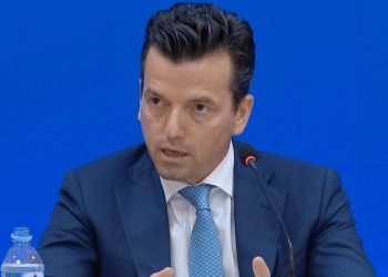 Agron Shehaj ndan pamje nga protesta: As përçarje, as tërheqje