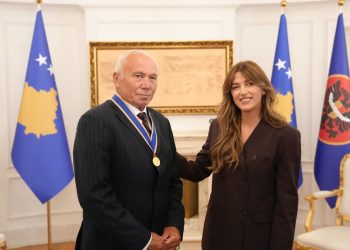 U.D.Presidentja Albulena Haxhiu dekoron komandantin Adem Shehi me “Urdhrin e Lirisë” në Ditën e Çlirimit