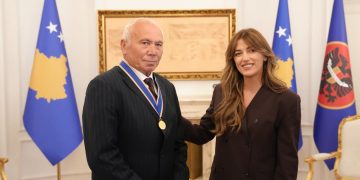U.D.Presidentja Albulena Haxhiu dekoron komandantin Adem Shehi me “Urdhrin e Lirisë” në Ditën e Çlirimit