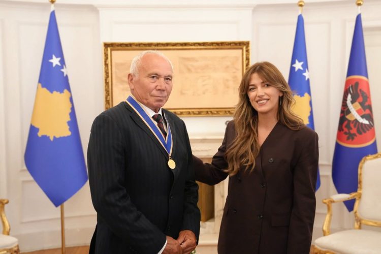U.D.Presidentja Albulena Haxhiu dekoron komandantin Adem Shehi me “Urdhrin e Lirisë” në Ditën e Çlirimit