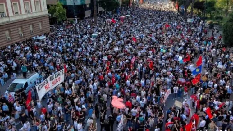 Sot dita e 26-të e protestës në Tiranë, qytetarët pritet të mblidhen para Kryeministrisë