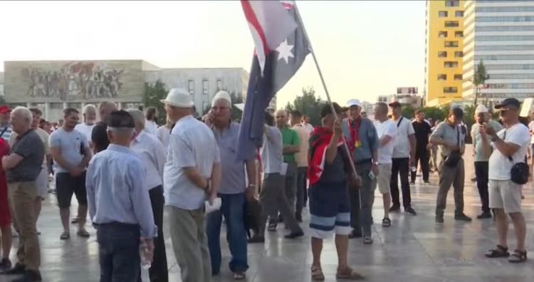 Dita e 28-të e protestës, nis grumbullimi i qytetarëve në Sheshin “Skënderbej”