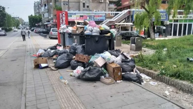 Prishtina kundërmon nga mbeturinat