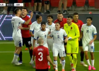 Momente tensioni në “Air Albania”: Futbollisti i Izraelit provokon tifozët, përplaset menjëherë me Hysajn (Video)