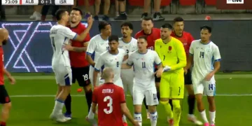 Momente tensioni në “Air Albania”: Futbollisti i Izraelit provokon tifozët, përplaset menjëherë me Hysajn (Video)