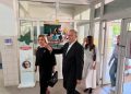 Bedri Hamza voton në Mitrovicë, i shoqëruar nga bashkëshortja e tij