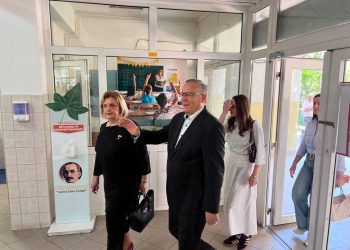 Bedri Hamza voton në Mitrovicë, i shoqëruar nga bashkëshortja e tij