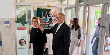 Bedri Hamza voton në Mitrovicë, i shoqëruar nga bashkëshortja e tij