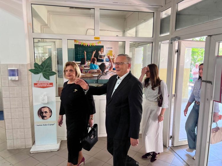 Bedri Hamza voton në Mitrovicë, i shoqëruar nga bashkëshortja e tij