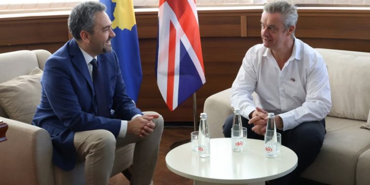Ambasadori britanik viziton KQZ-në, vlerëson përgatitjet për procesin zgjedhor