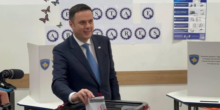 Abdixhiku voton në Prishtinë: Çdo votë vendos fatin e vendit