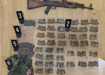 Policia sekuestron armë, municion dhe pajisje ushtarake në një shtëpi të pabanuar në Zubin Potok