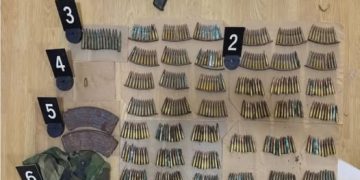 Policia sekuestron armë, municion dhe pajisje ushtarake në një shtëpi të pabanuar në Zubin Potok