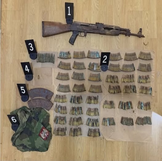 Policia sekuestron armë, municion dhe pajisje ushtarake në një shtëpi të pabanuar në Zubin Potok