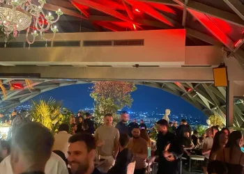 Skandal: Shtabi i PDK-së ‘udhëhiqet’ nga Ysabel, nga tubimi përmbyllës dërgon edhe një foto të klub-it