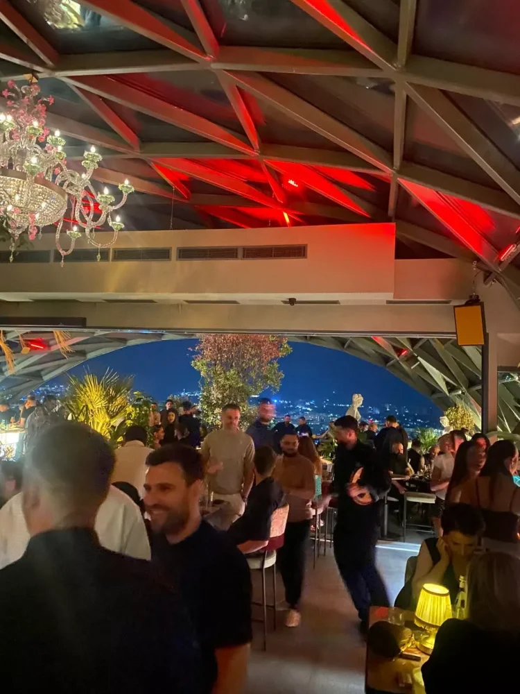 Skandal: Shtabi i PDK-së ‘udhëhiqet’ nga Ysabel, nga tubimi përmbyllës dërgon edhe një foto të klub-it